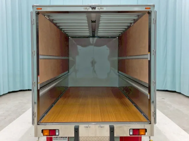 門口周りはステンレス製です。|三菱 ファイター 2KG-FK65F(2WD)の写真9