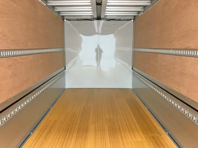 床は板張りです。|三菱 ファイター 2KG-FK65F(2WD)の写真11