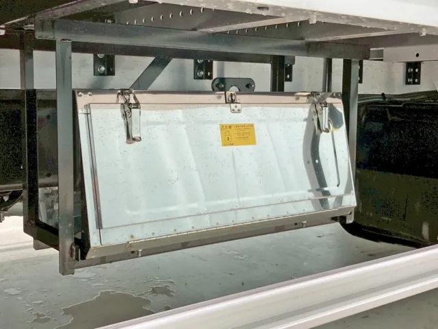 ボディー助手席側前方にステンレス製の工具箱が付いています。|三菱 ファイター 2KG-FK65F(2WD)の写真13