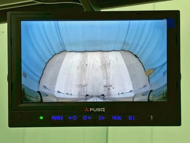 液晶バックモニター付きです。|三菱 ファイター 2KG-FK65F(2WD)の写真16