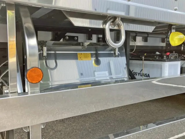 ボディー運転席側後方にステンレス製の工具箱が付いています。|日野 プロフィア 2DG-FW1AHCの写真29