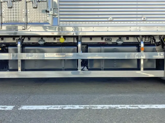 燃料タンクは300Lが2つ付いています。|日野 プロフィア 2DG-FW1AHCの写真34