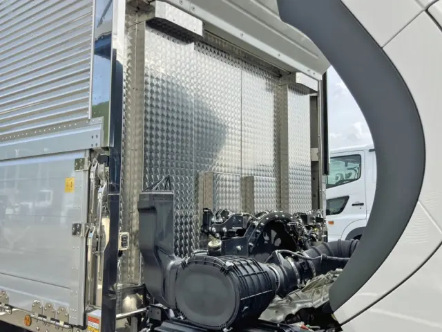 ボディー前壁にウロコステンが張られています。|日野 プロフィア 2DG-FW1AHC(8x4)の写真19