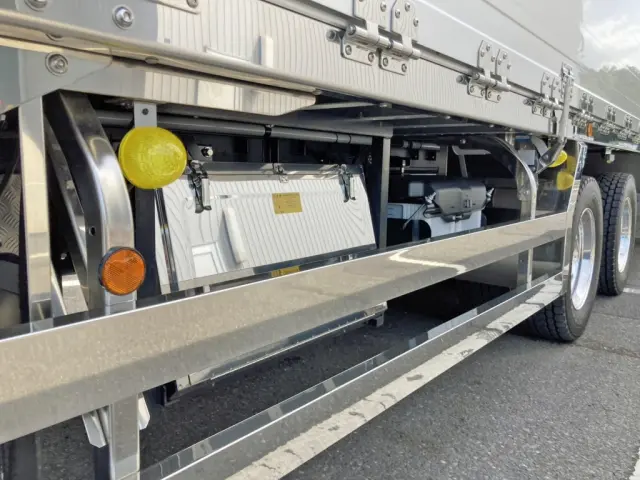 ボディー運転席側後方にステンレス製の工具箱が付いています。|日野 プロフィア 2DG-FW1AHC(8x4)の写真26