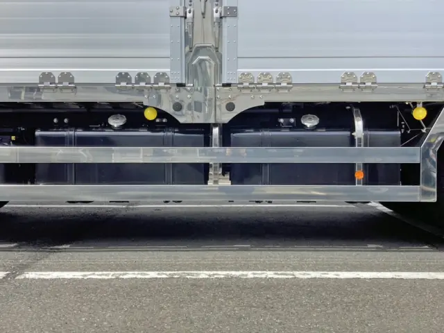 燃料タンクは300Lが2つ付いています。|日野 プロフィア 2DG-FW1AHC(8x4)の写真30