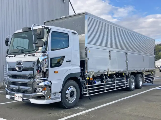 フロント周り、メッキパーツで飾っています。(リップスポイラー付きです)|日野 プロフィア 2DG-FR1AHCの写真1