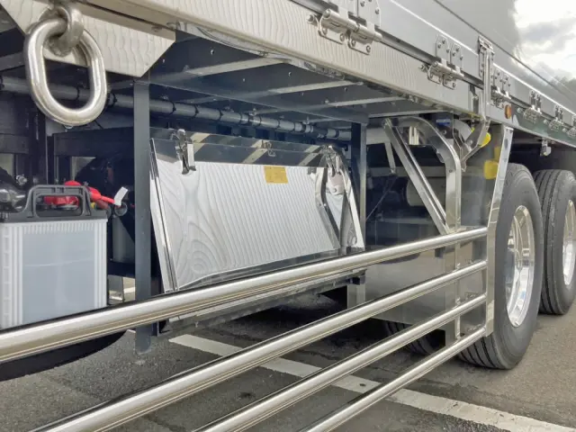 ボディー運転席側後方にステンレス製の工具箱が付いています。|日野 プロフィア 2DG-FR1AHCの写真22