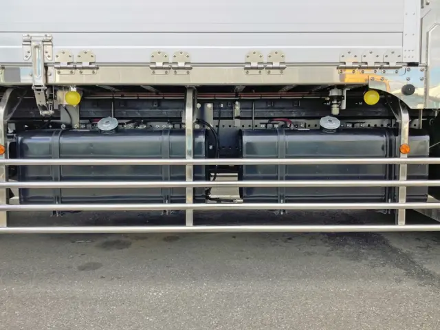 燃料タンクは300Lが2つ付いています。|日野 プロフィア 2DG-FR1AHCの写真27