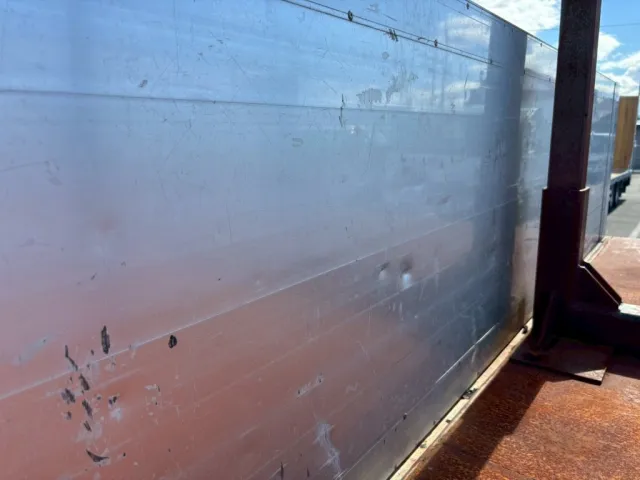 アオリ内側にヘコミ傷あります。|三菱 スーパーグレート QKG-FV54VZの写真14