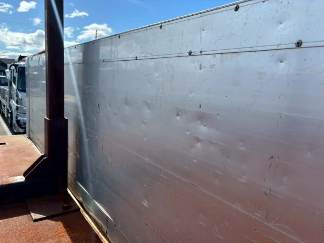 アオリ内側にヘコミ傷あります。|三菱 スーパーグレート QKG-FV54VZの写真15