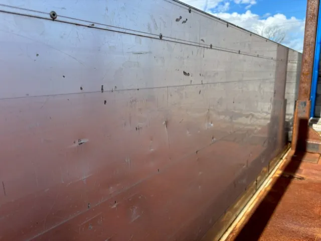 アオリ内側にヘコミ傷あります。|三菱 スーパーグレート QKG-FV54VZの写真16