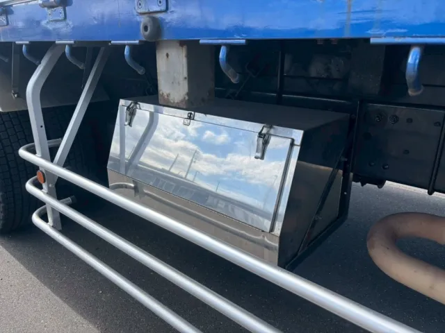 運転席側に工具箱が付いています。|三菱 スーパーグレート QKG-FV54VZの写真24