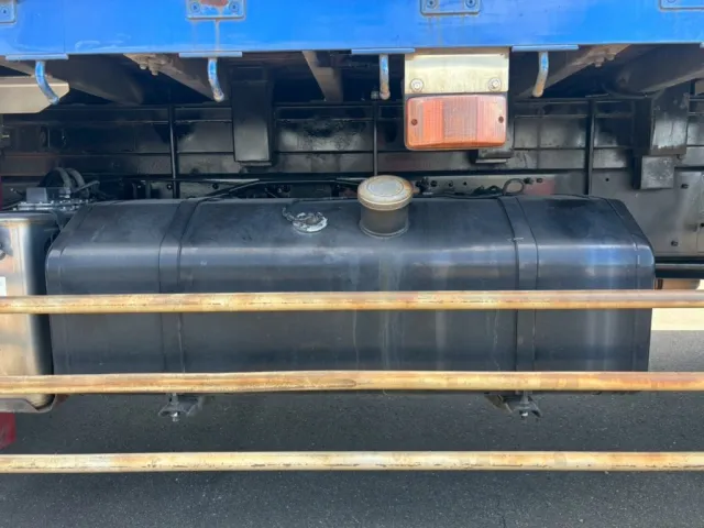 燃料タンクは300Lです。|三菱 スーパーグレート QKG-FV54VZの写真25