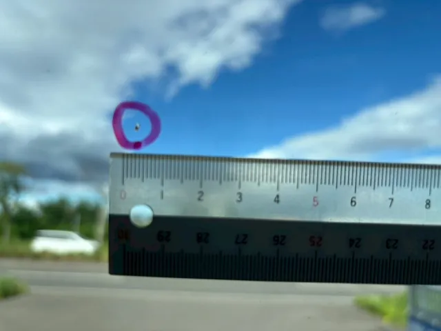 フロントガラス中央上部に飛び石跡あります。|三菱 スーパーグレート QKG-FV54VZの写真26