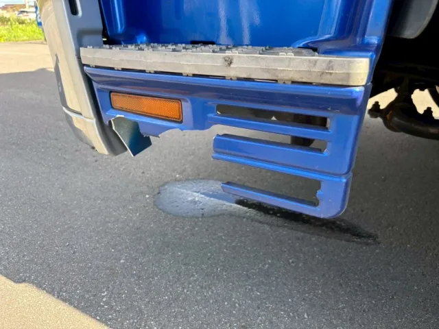 助手席側ステップカバー割れあります。|三菱 スーパーグレート QKG-FV54VZの写真31