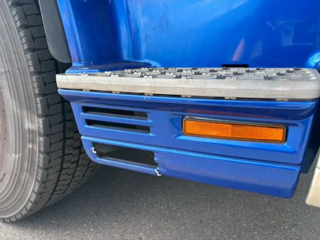 運転席側ステップカバー割れあります。|三菱 スーパーグレート QKG-FV54VZの写真32