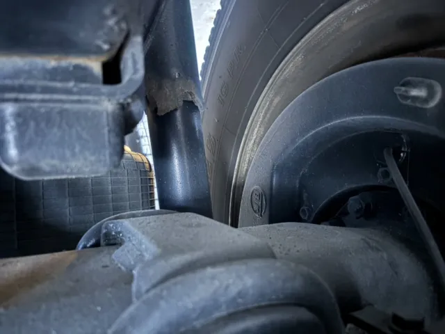 リヤショックカバーに腐食穴あります。|三菱 スーパーグレート QKG-FV54VZの写真33