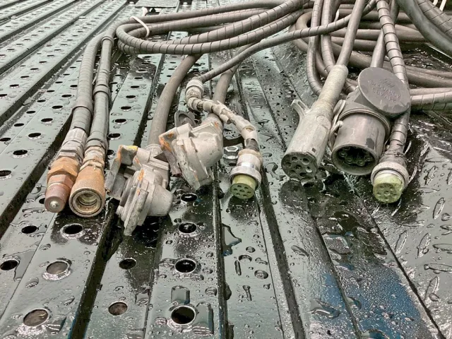 接続コネクター類です。|日野 プロフィア 2DG-SH1AGGGの写真11