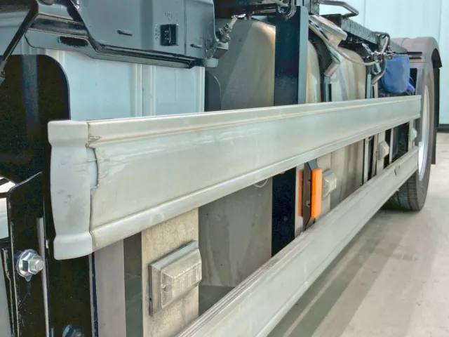 助手席側サイドバンパー前方に引きキズ・割れがあります。|日野 プロフィア 2DG-SH1AGGGの写真16