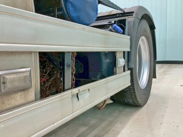 助手席側サイドバンパー後方に割れがあります。|日野 プロフィア 2DG-SH1AGGGの写真17