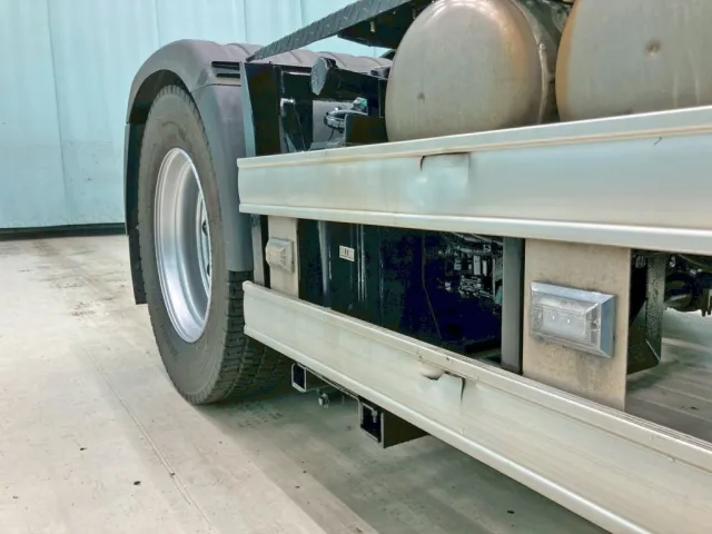 運転席側サイドバンパー後方に割れがあります。|日野 プロフィア 2DG-SH1AGGGの写真18