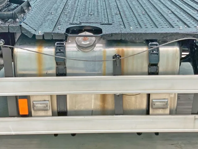燃料タンクは390Lアルミ製です。|日野 プロフィア 2DG-SH1AGGGの写真21