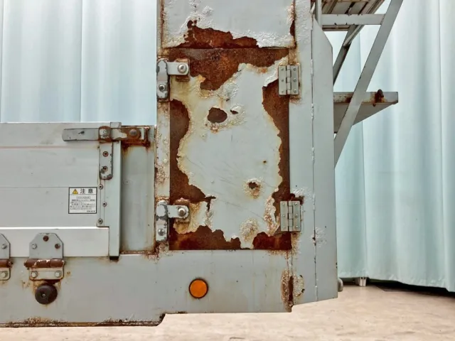 プロテクター運転席側の状態です。(フタにサビがあります)|東邦  TE36H5N3Sの写真18