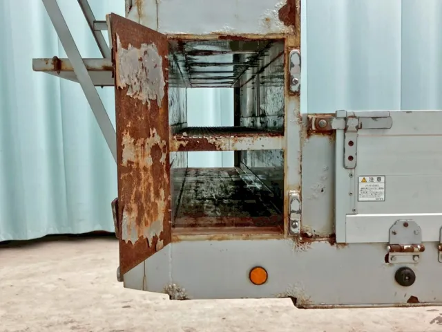 助手席側から見た物入れの状態です。(内部は二段になっており上段は荷台側からも物の出し入れができます)|東邦  TE36H5N3Sの写真19