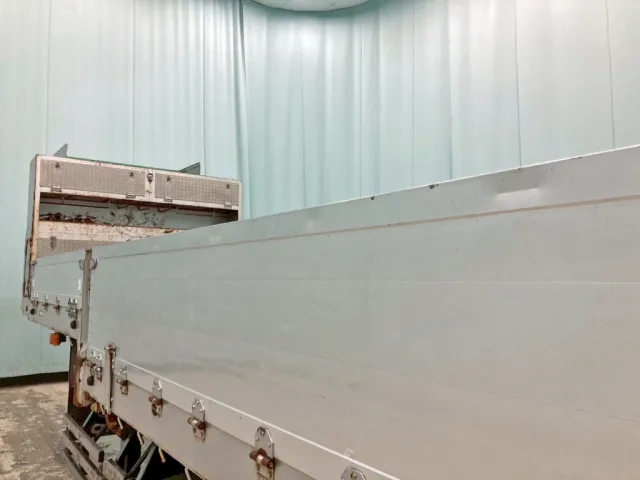 助手席側アオリ中央上部にヘコミがあります。|東邦  TE36H5N3Sの写真36