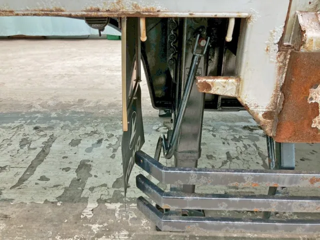 助手席側泥除けステーに曲がりがあります。|東邦  TE36H5N3Sの写真42