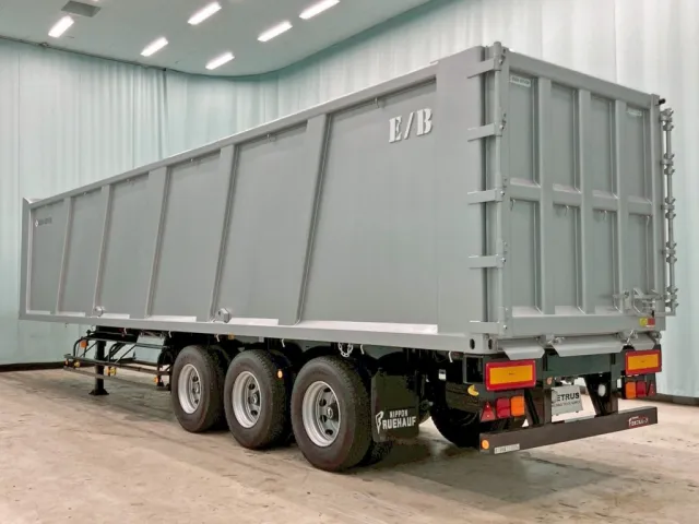 当該車両は、40フィートの海コントレーラにエコロジーボックスを積載しています。|フルハーフ  KFKGF340Wの写真1