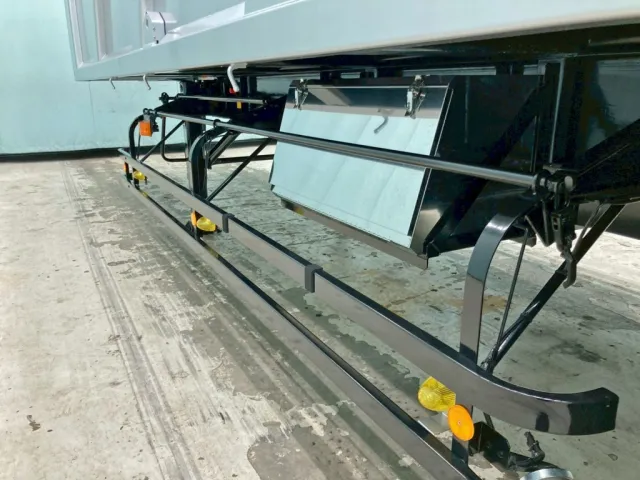 助手席側にステンレス製の工具箱が付いています。|フルハーフ  KFKGF340Wの写真16