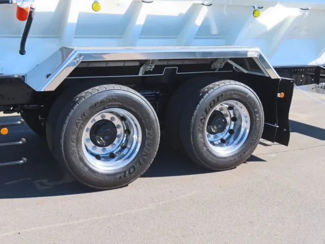 リアフェンダーはステンレス製です。（アルミホイールです）|三菱 スーパーグレート 2PG-FV80VZの写真26