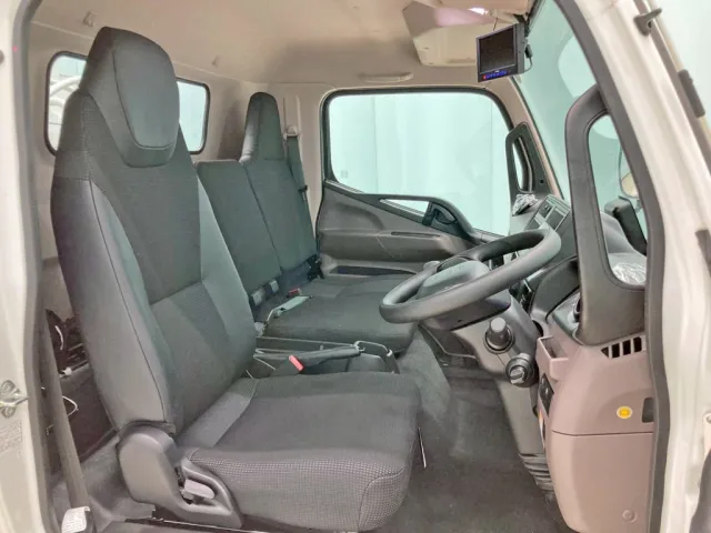 乗車定員は3名です。|三菱 キャンター 2PG-FEB90(2WD)の写真7