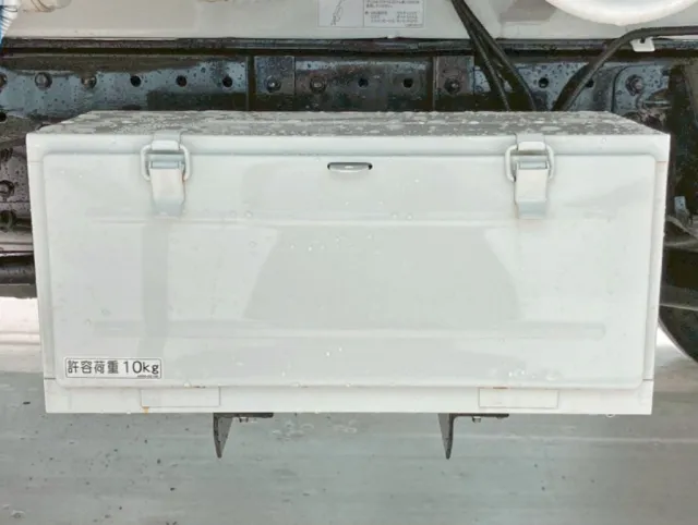 助手席側に工具箱が付いています。|三菱 キャンター 2PG-FEB90(2WD)の写真23