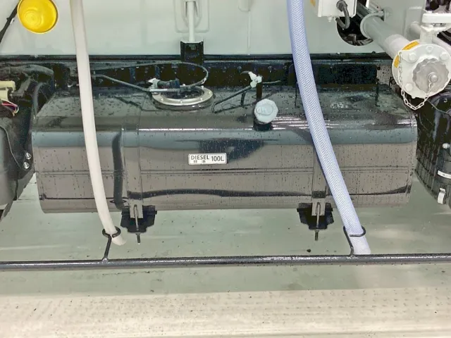 燃料タンクは100Lです。|三菱 キャンター 2PG-FEB90(2WD)の写真29