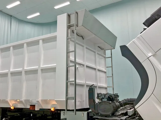 左右ハシゴはステンレス製・シートデッキはステンレスが張られています。|日野 プロフィア 2DG-FS1AJEの写真12