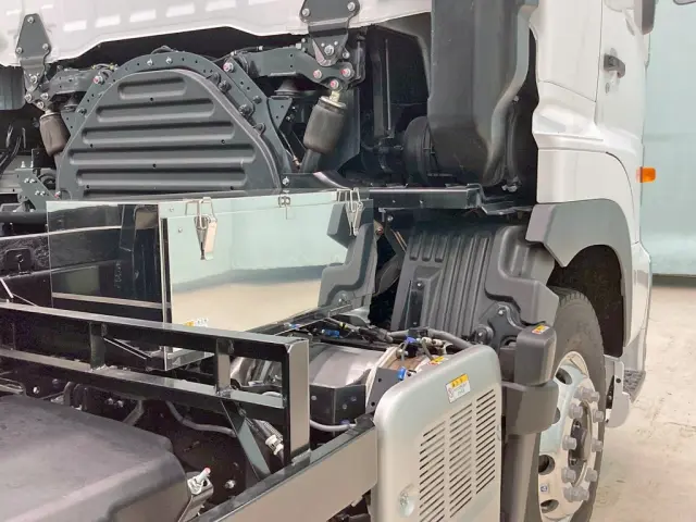 運転席側にステンレス製の工具箱が付いています。|日野 プロフィア 2DG-FS1AJEの写真16