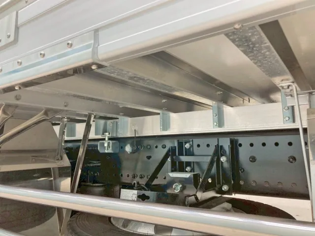 シャーシとネタの状態です。(縦ネタ・横ネタはアルミ製です)|日野 プロフィア 2DG-FW1AHCの写真6
