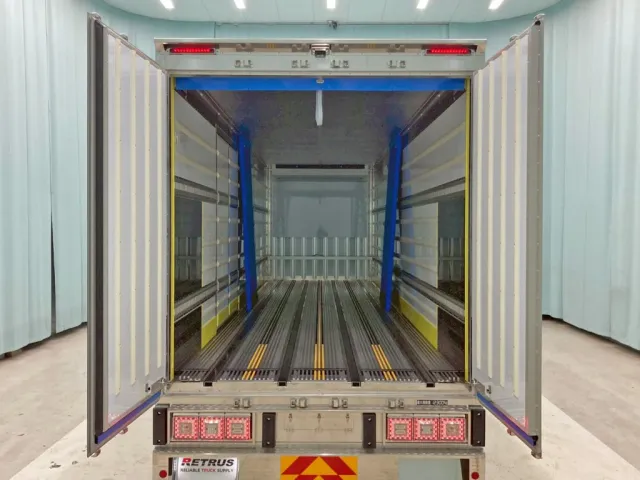 リヤドアは90度ストッパー付きです。|日野 プロフィア 2DG-FW1AHCの写真9