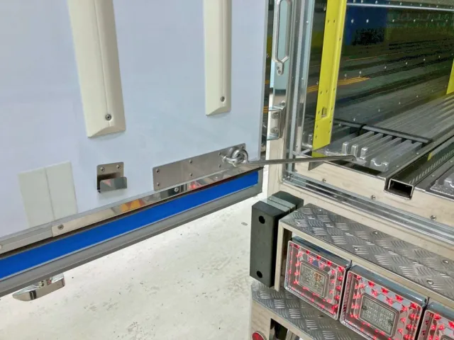 助手席側ストッパーの状態です。|日野 プロフィア 2DG-FW1AHCの写真10