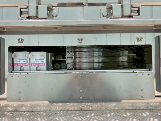 リヤレール中央部にジョロダー入れが付いています。(助手席側に上下の仕切りが付いています)|日野 プロフィア 2DG-FW1AHCの写真12