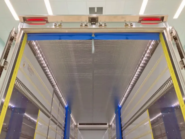 室内灯点灯時の状態です。|日野 プロフィア 2DG-FW1AHCの写真14