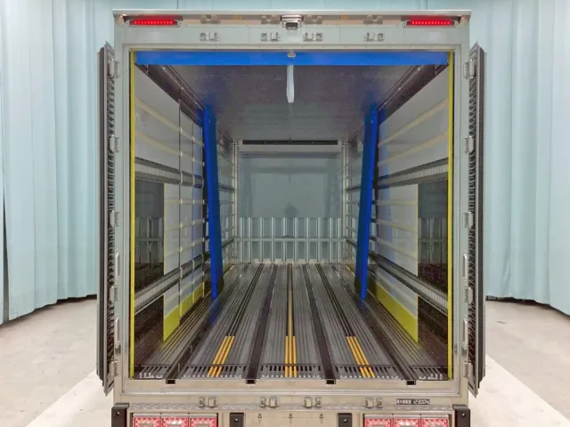 門口周りはステンレス製です。|日野 プロフィア 2DG-FW1AHCの写真15