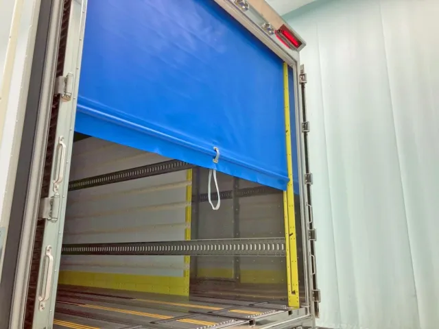 ロールカーテンは4カ所で止められます。|日野 プロフィア 2DG-FW1AHCの写真17