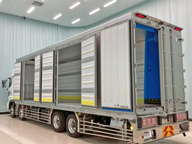 サイドドア・リヤドアを開いた状態です。|日野 プロフィア 2DG-FW1AHCの写真35