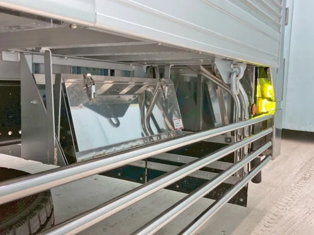 ボディー助手席側後方にステンレス製の工具箱が付いています。|日野 プロフィア 2DG-FW1AHCの写真36