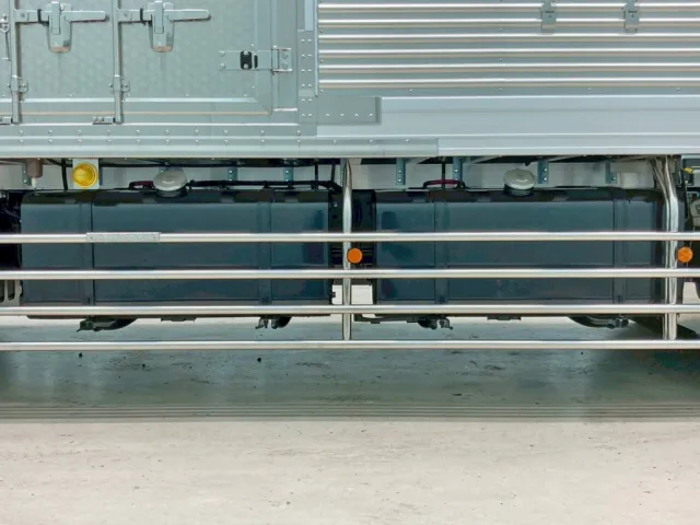 燃料タンクは300Lが2つ付いています。|日野 プロフィア 2DG-FW1AHCの写真39