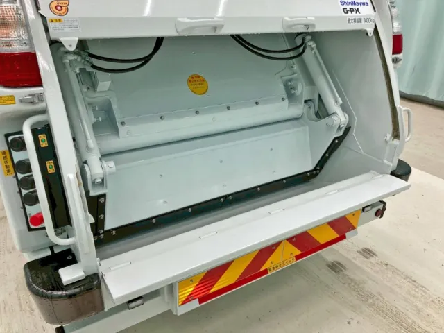 積み込み方式はプレス式です。|三菱 ファイター 2KG-FK62F(2WD)の写真16