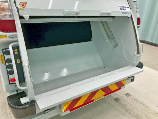 積み込み方式はプレス式です。|三菱 ファイター 2KG-FK62F(2WD)の写真17